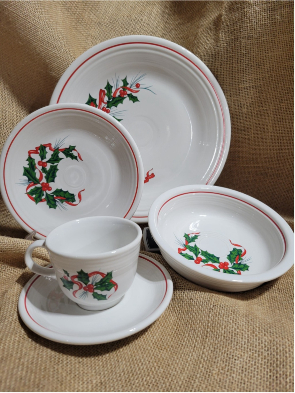 Fiesta Holly & Ribbon Holiday 5-Piece Place Setting White Homer Laughlin USA